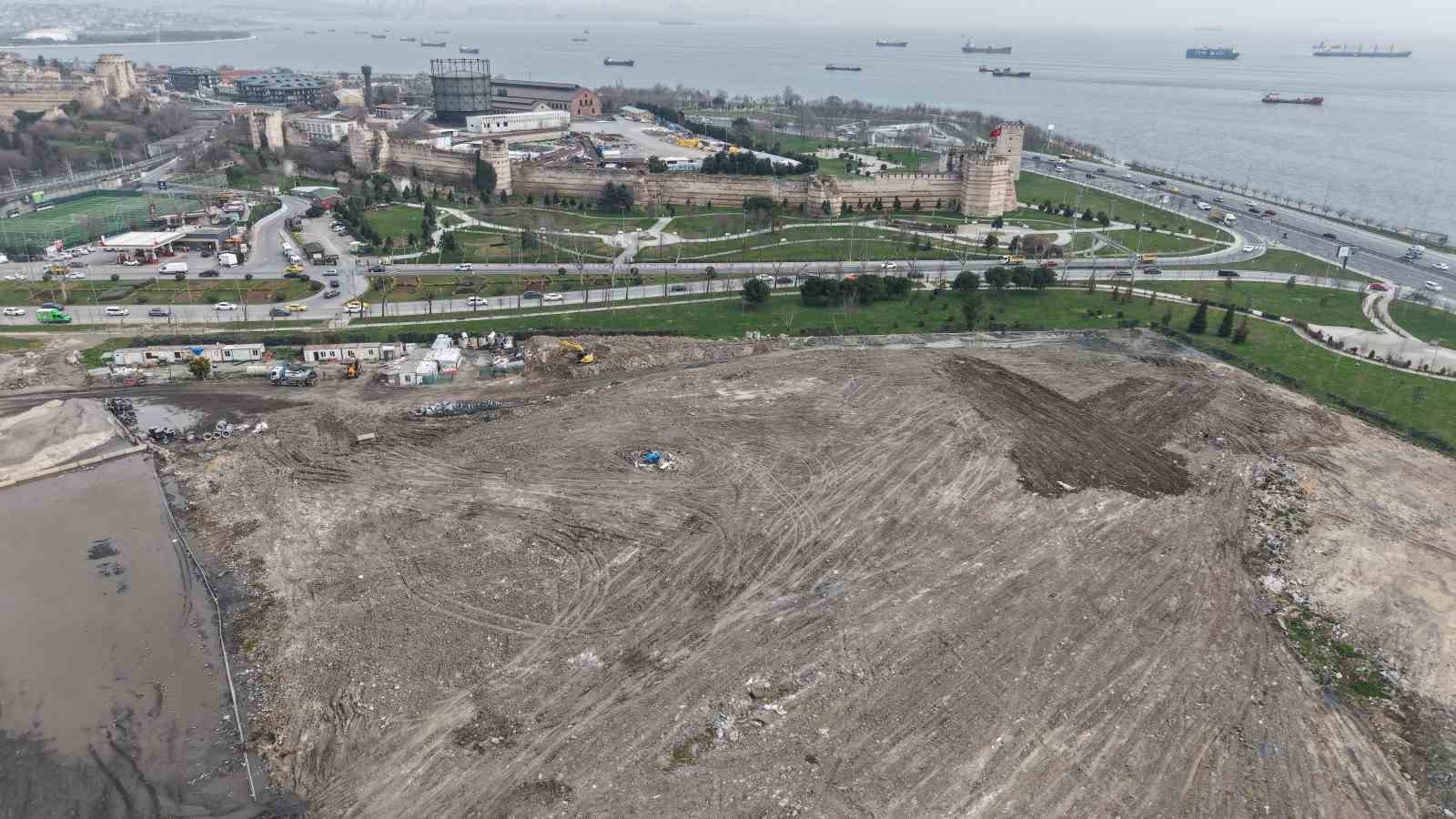 Tarihi Kazlıçeşme Meydanı’nda moloz utancı sona eriyor
