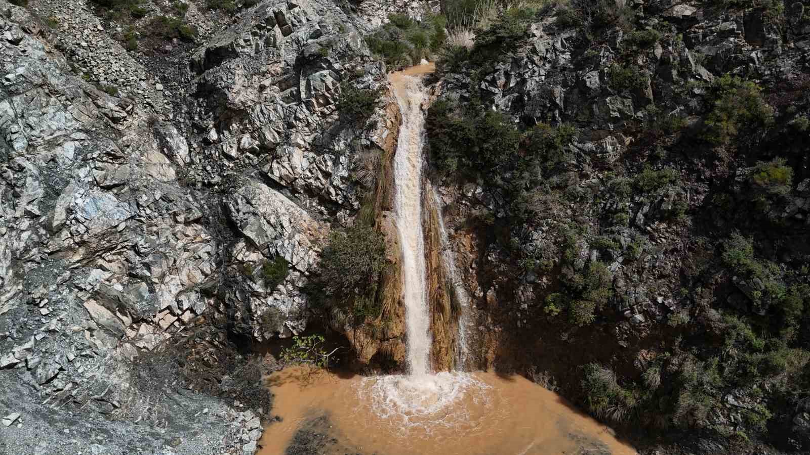 Tarihi kuraklıkla yok olan şelale, aşırı yağışlarla yeniden hayat buldu
