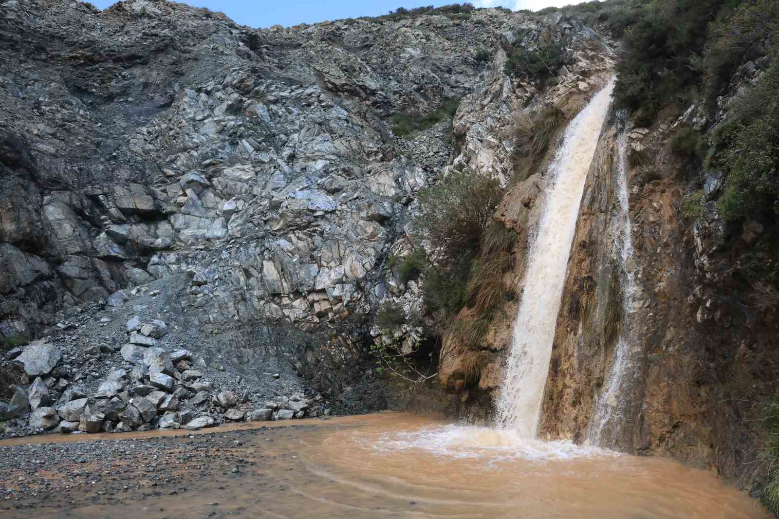 Tarihi kuraklıkla yok olan şelale, aşırı yağışlarla yeniden hayat buldu
