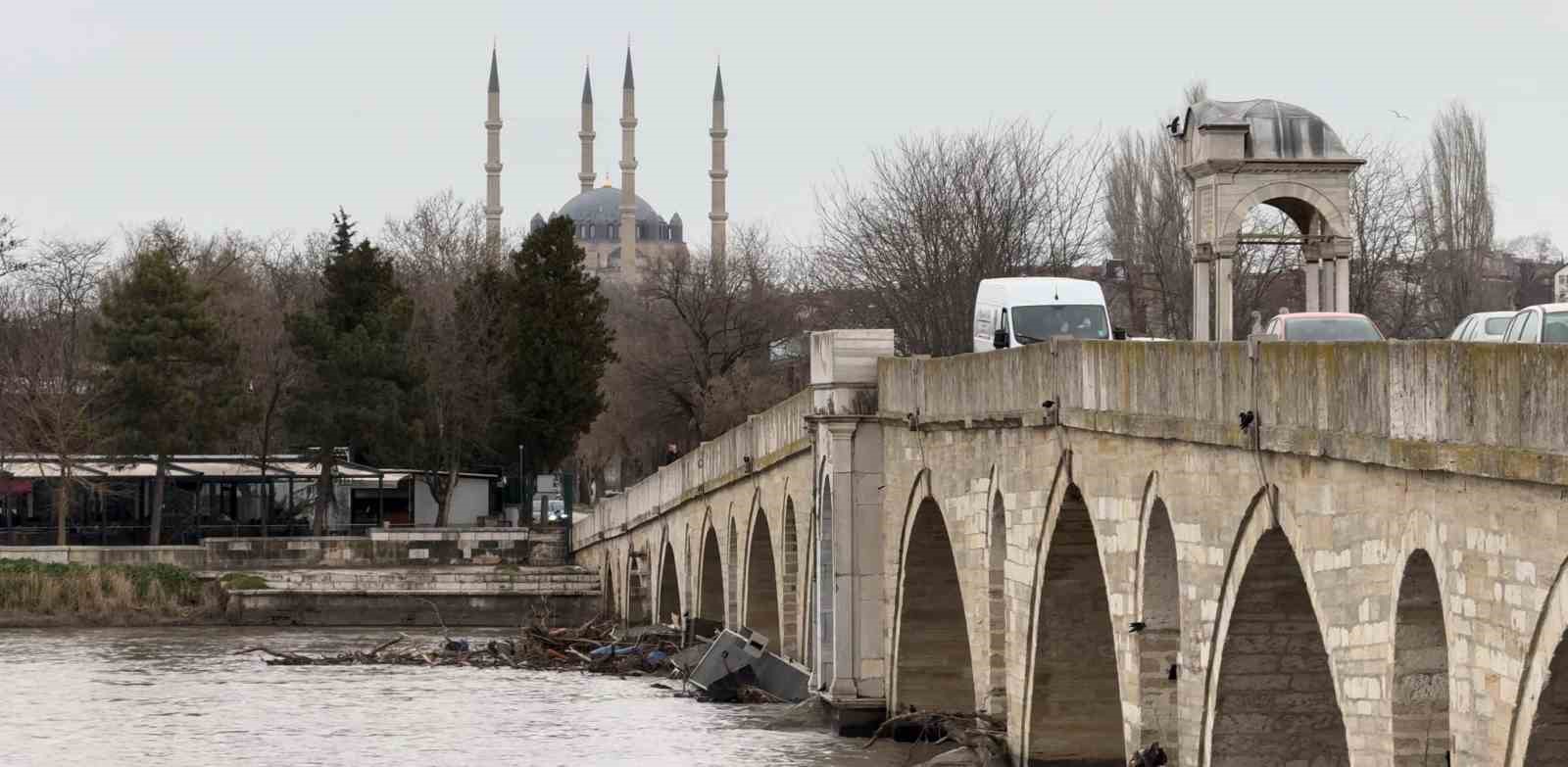 Tarihi Meriç Köprüsü atıklara teslim oldu
