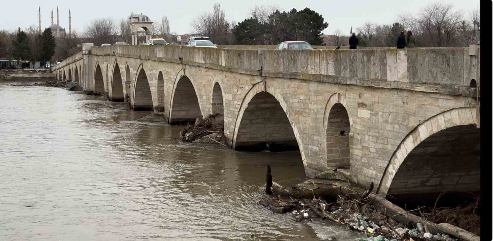 Tarihi Meriç Köprüsü atıklara teslim oldu
