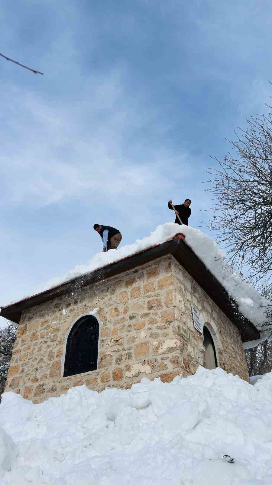 Tarihi miras onlara emanet: Muhtar ve imamdan örnek kar mesaisi
