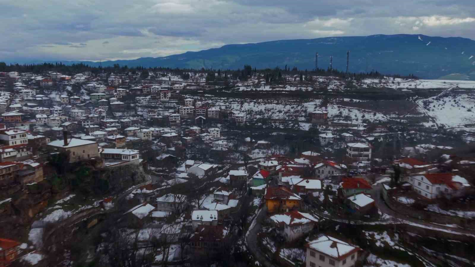 Tarihi Safranbolu evlerinde masalsı kış manzarası
