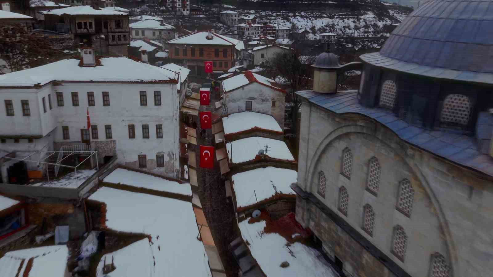 Tarihi Safranbolu evlerinde masalsı kış manzarası
