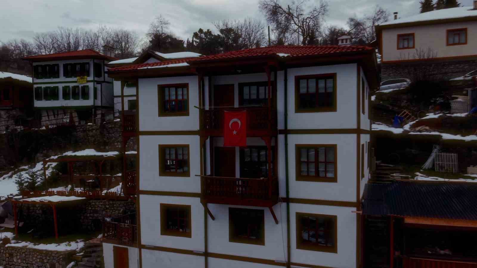Tarihi Safranbolu evlerinde masalsı kış manzarası
