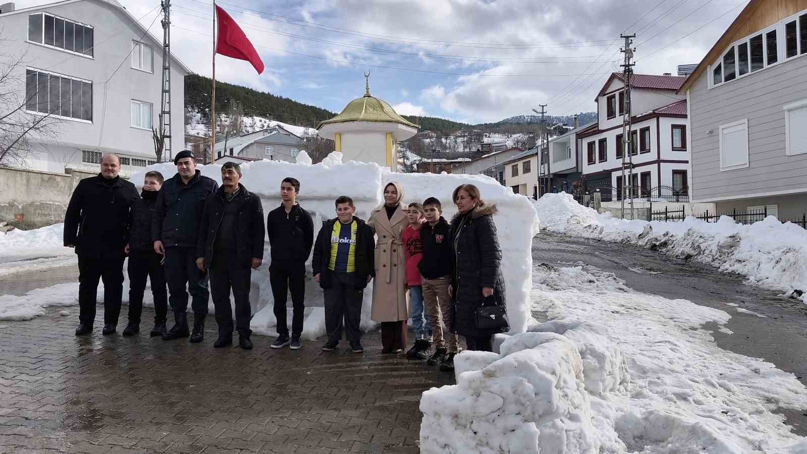 Tarihi Sivas Valiliği’nin kardan maketi ziyaretçilerini ağırlıyor
