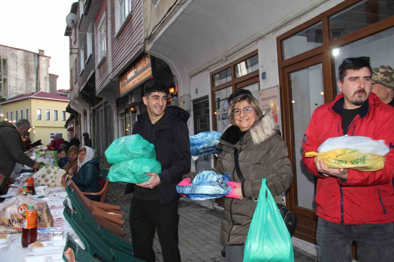 Tarihi sokakta paylaşım sofrası
