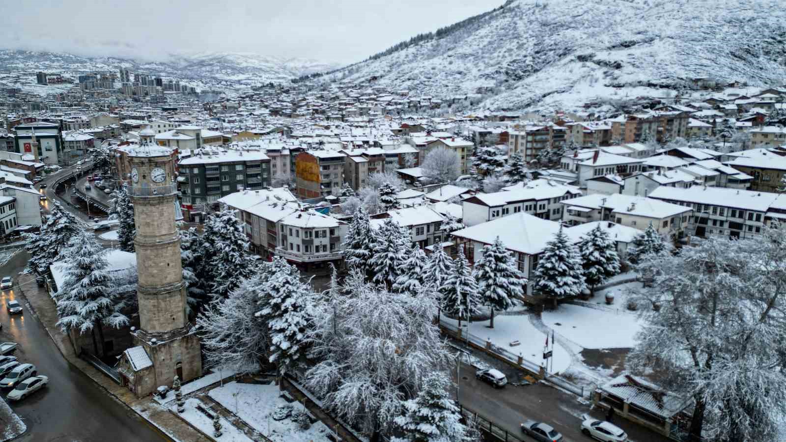 Tarihi Sulusokak beyaz örtüyle görsel şölen sundu
