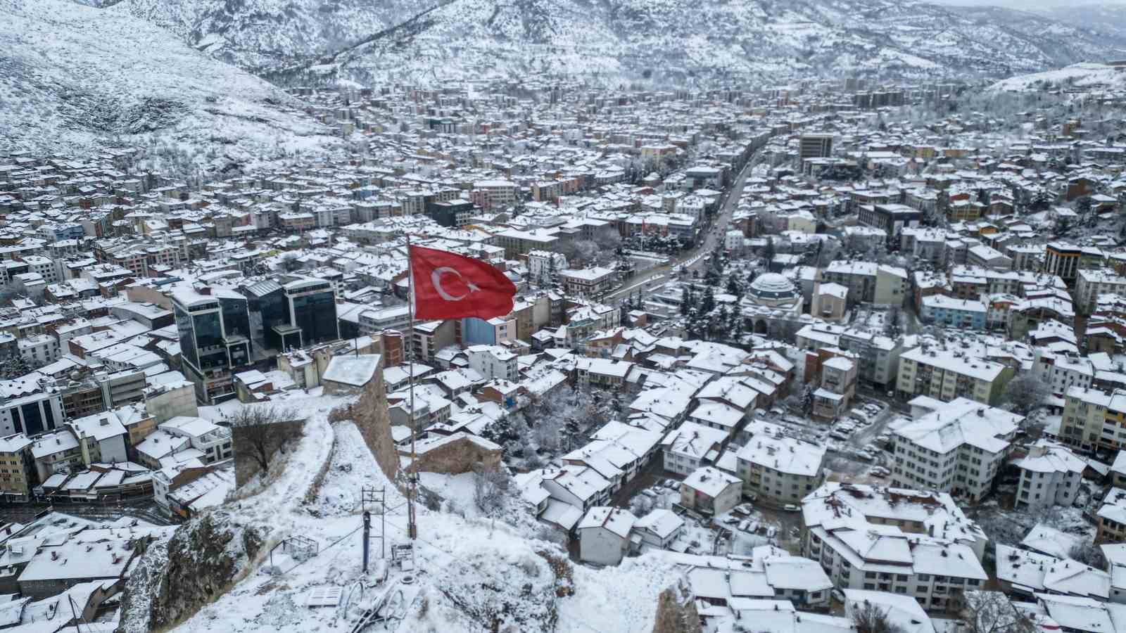Tarihi Sulusokak beyaz örtüyle görsel şölen sundu

