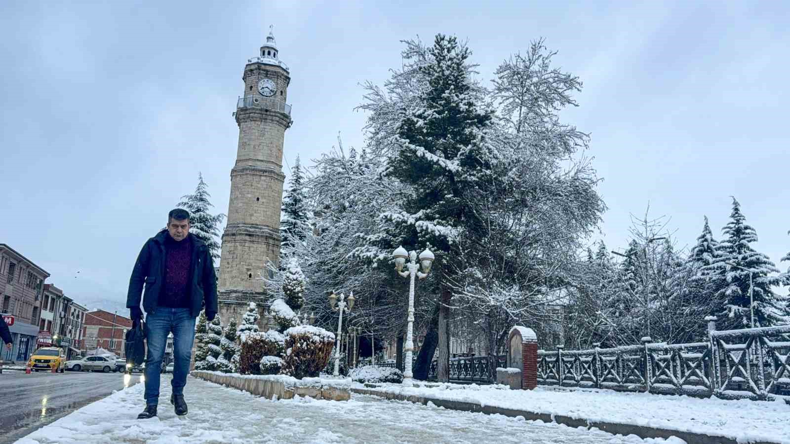 Tarihi Sulusokak beyaz örtüyle görsel şölen sundu
