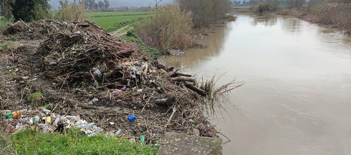 Tarihi taş köprü temizlendi, doğaseverler "yüzer bariyer" istedi

