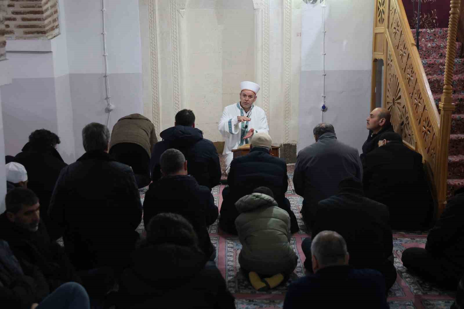Tarihi Ulu Cami’de Ramazan ayının ilk Cuma namazı eda edildi
