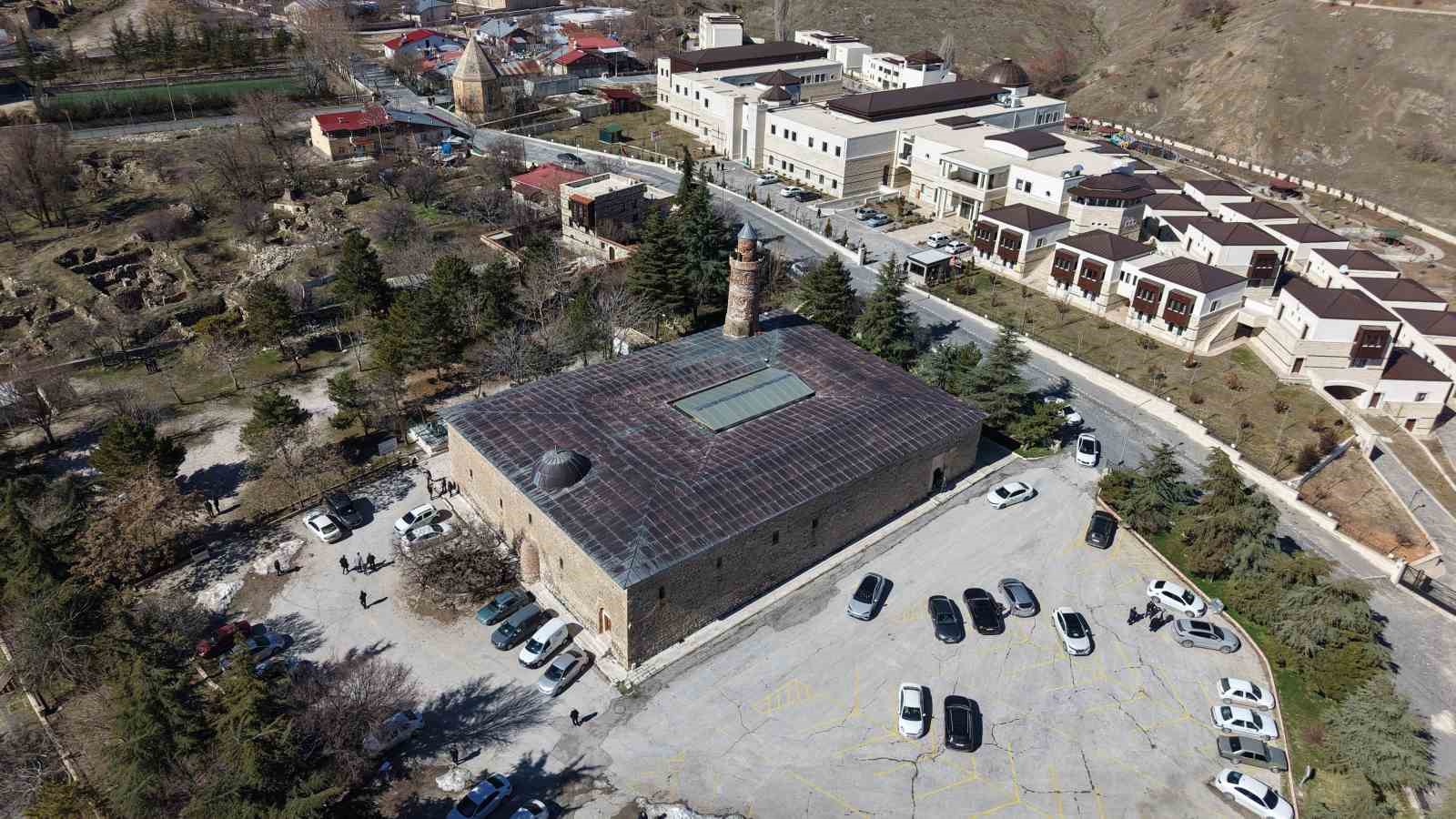 Tarihi Ulu Cami’de Ramazan ayının ilk Cuma namazı eda edildi
