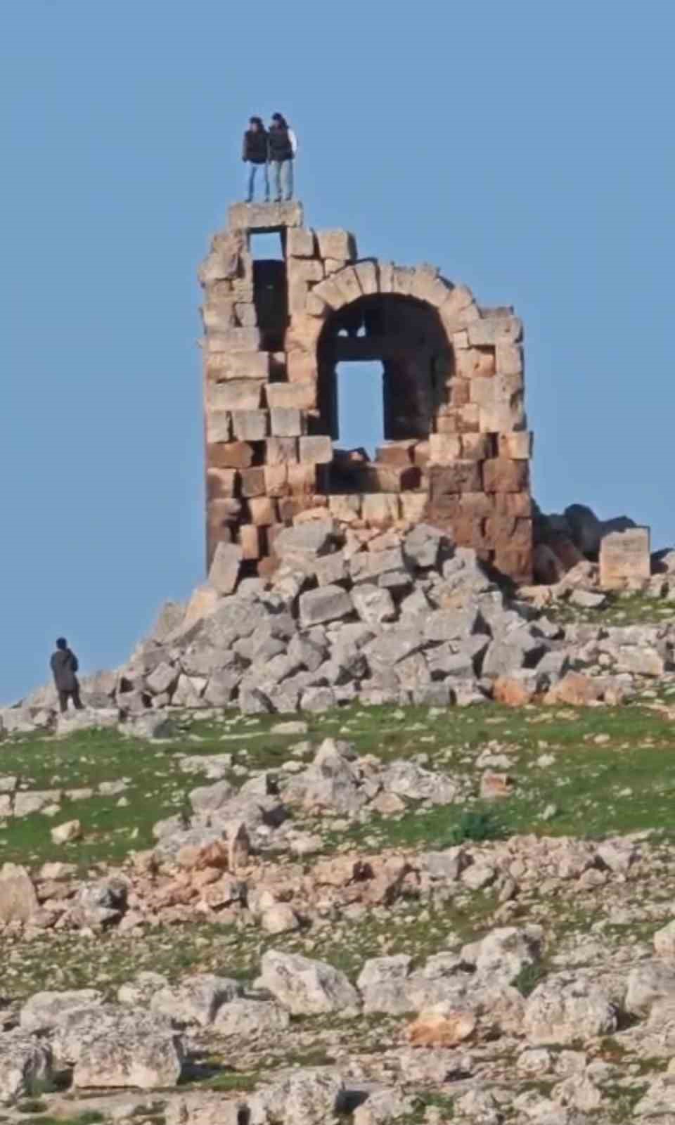 Tarihi yapıda tepki çeken halay
