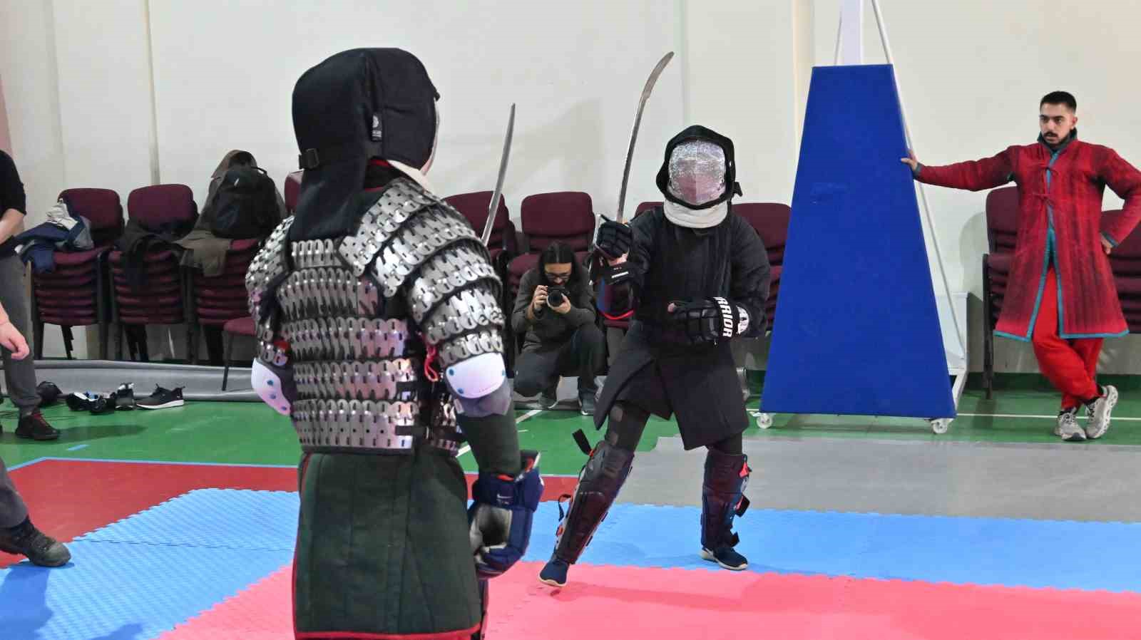 Tarihin izinde kılıçlar çarpıştı
