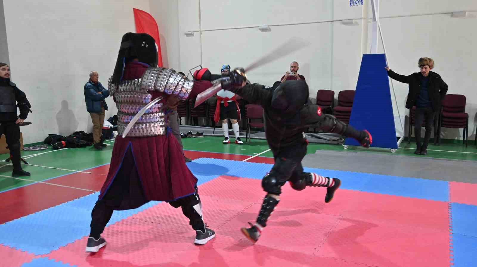 Tarihin izinde kılıçlar çarpıştı
