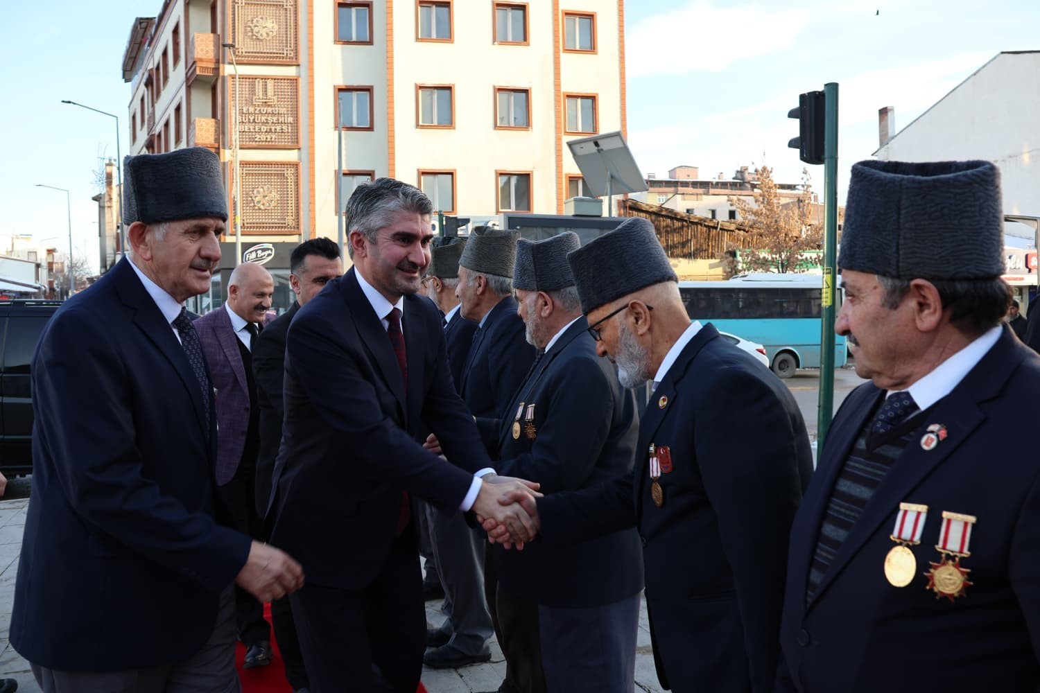 Tarıkdaroğlu  şehit yakınları ve gazilerle bir araya geldi
