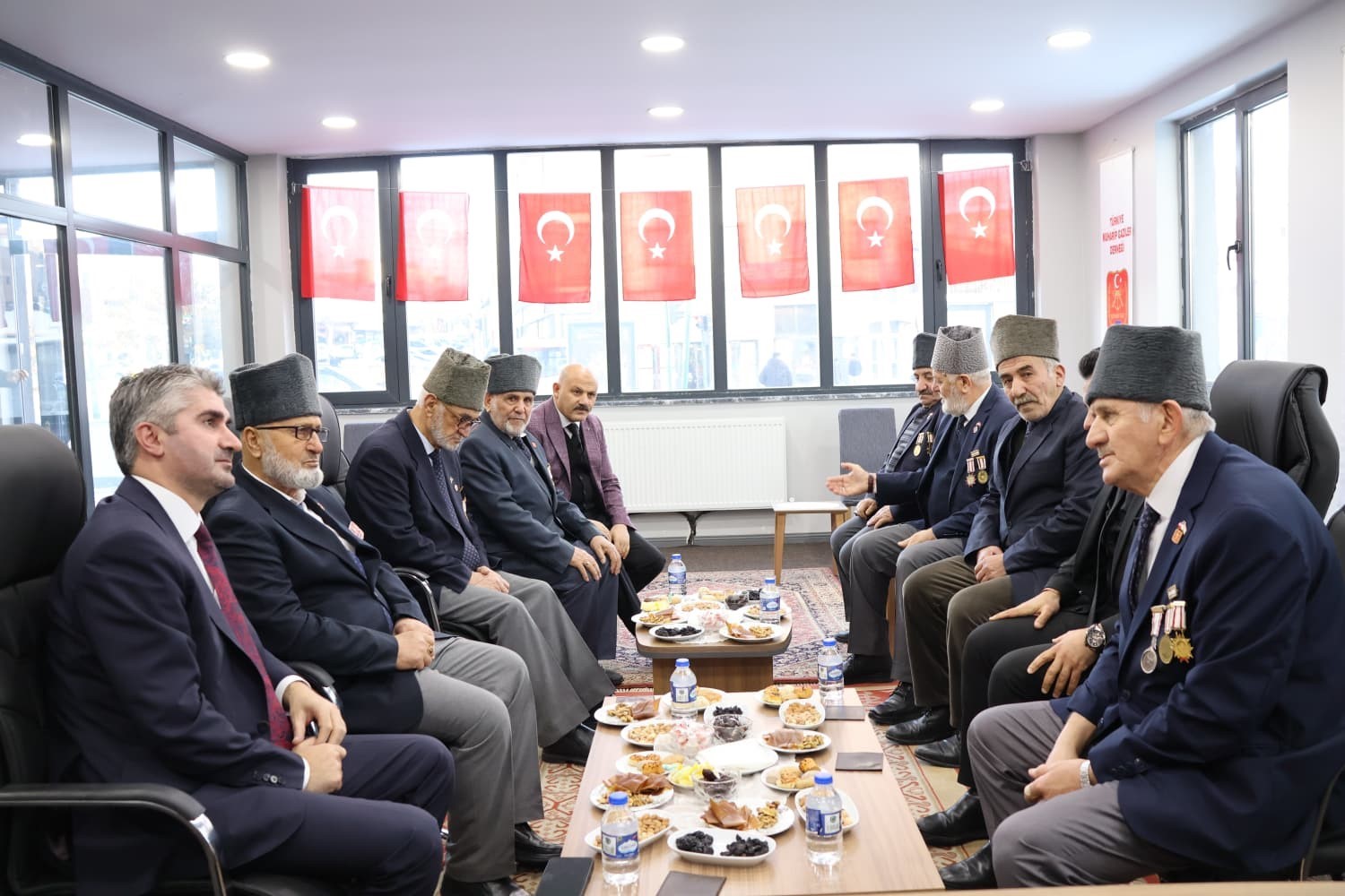 Tarıkdaroğlu  şehit yakınları ve gazilerle bir araya geldi
