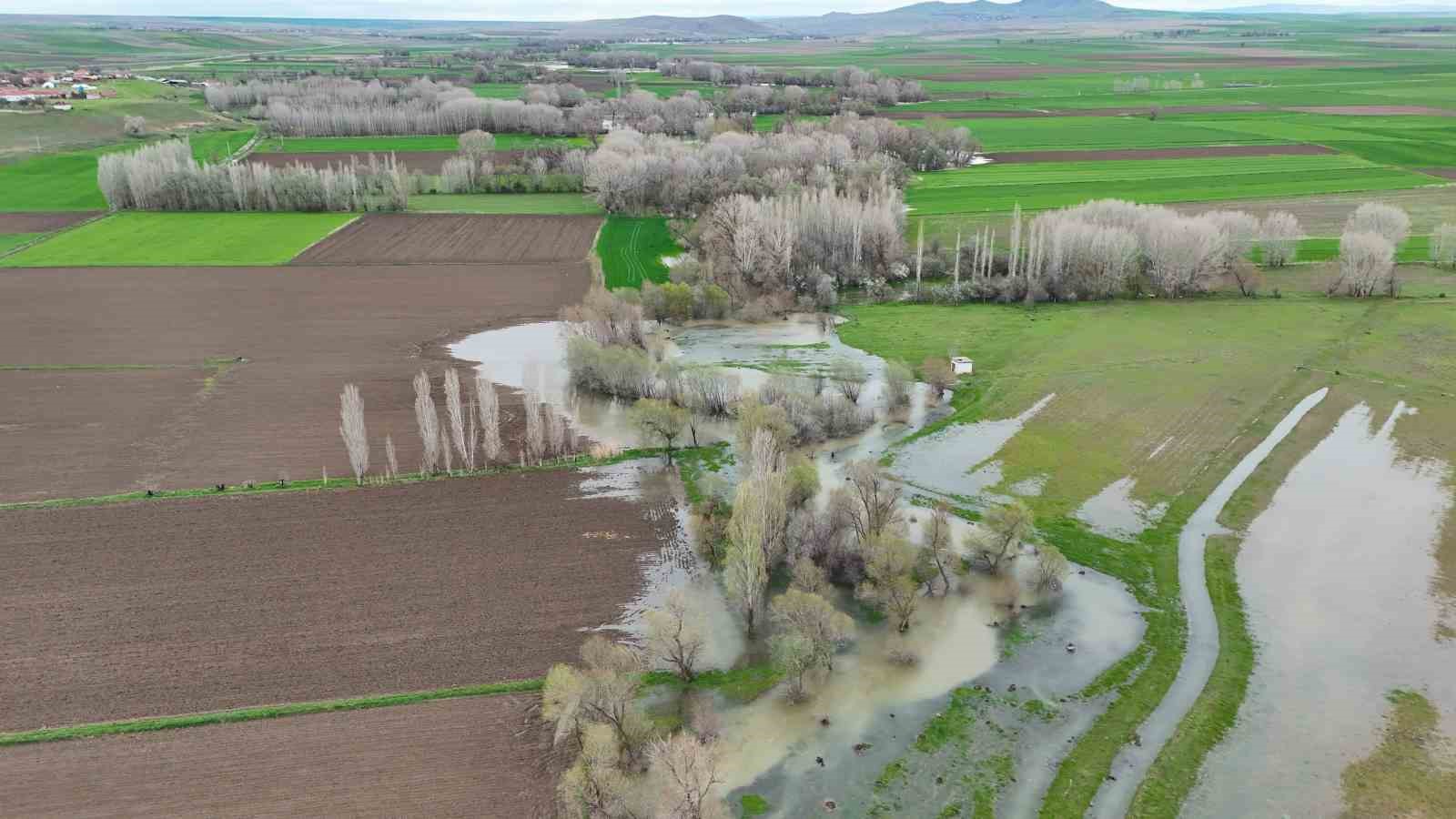 Tarım arazilerini sular altında bırakan Kanak Çayı dronla görüntülendi
