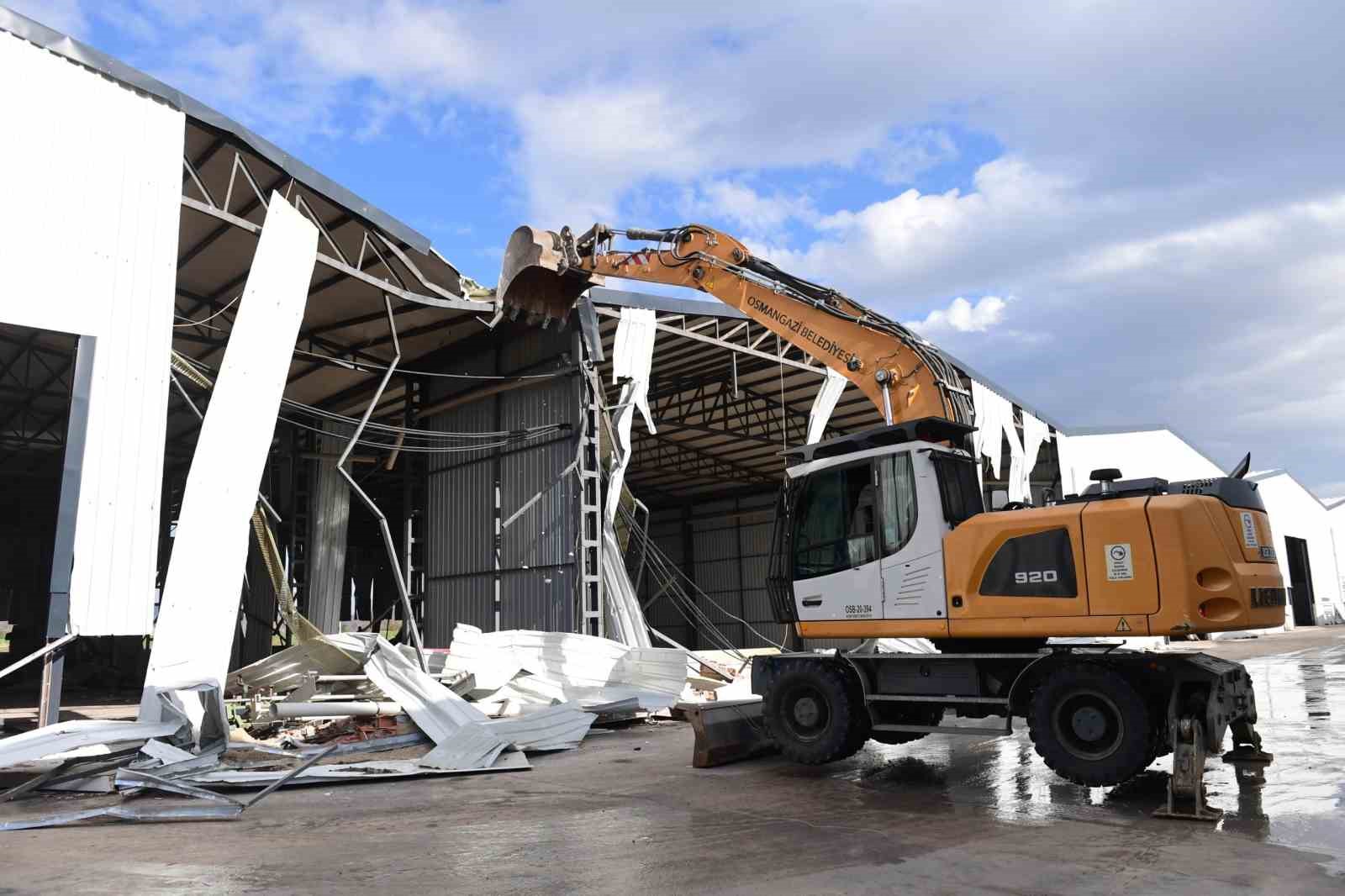 Tarım arazisine kaçak yapılan depolar yıkıldı
