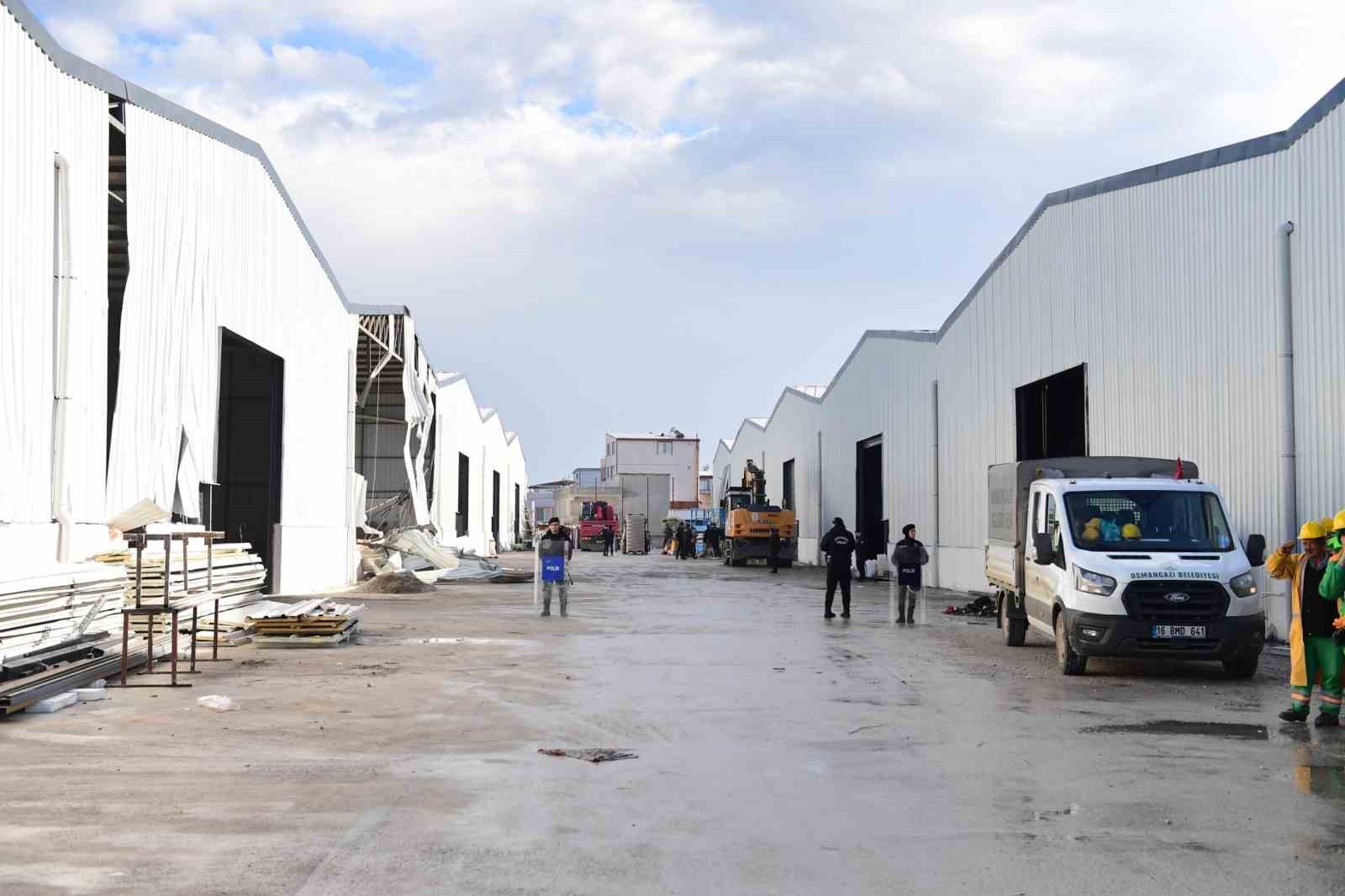 Tarım arazisine kaçak yapılan depolar yıkıldı
