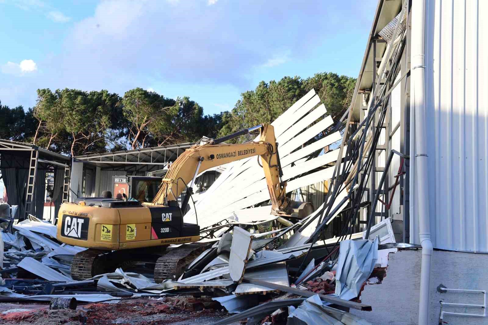 Tarım arazisine kaçak yapılan depolar yıkıldı
