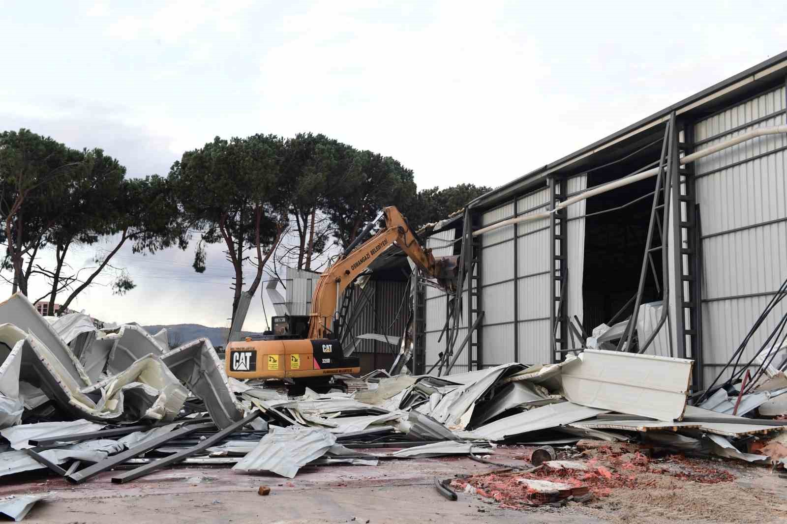 Tarım arazisine kaçak yapılan depolar yıkıldı
