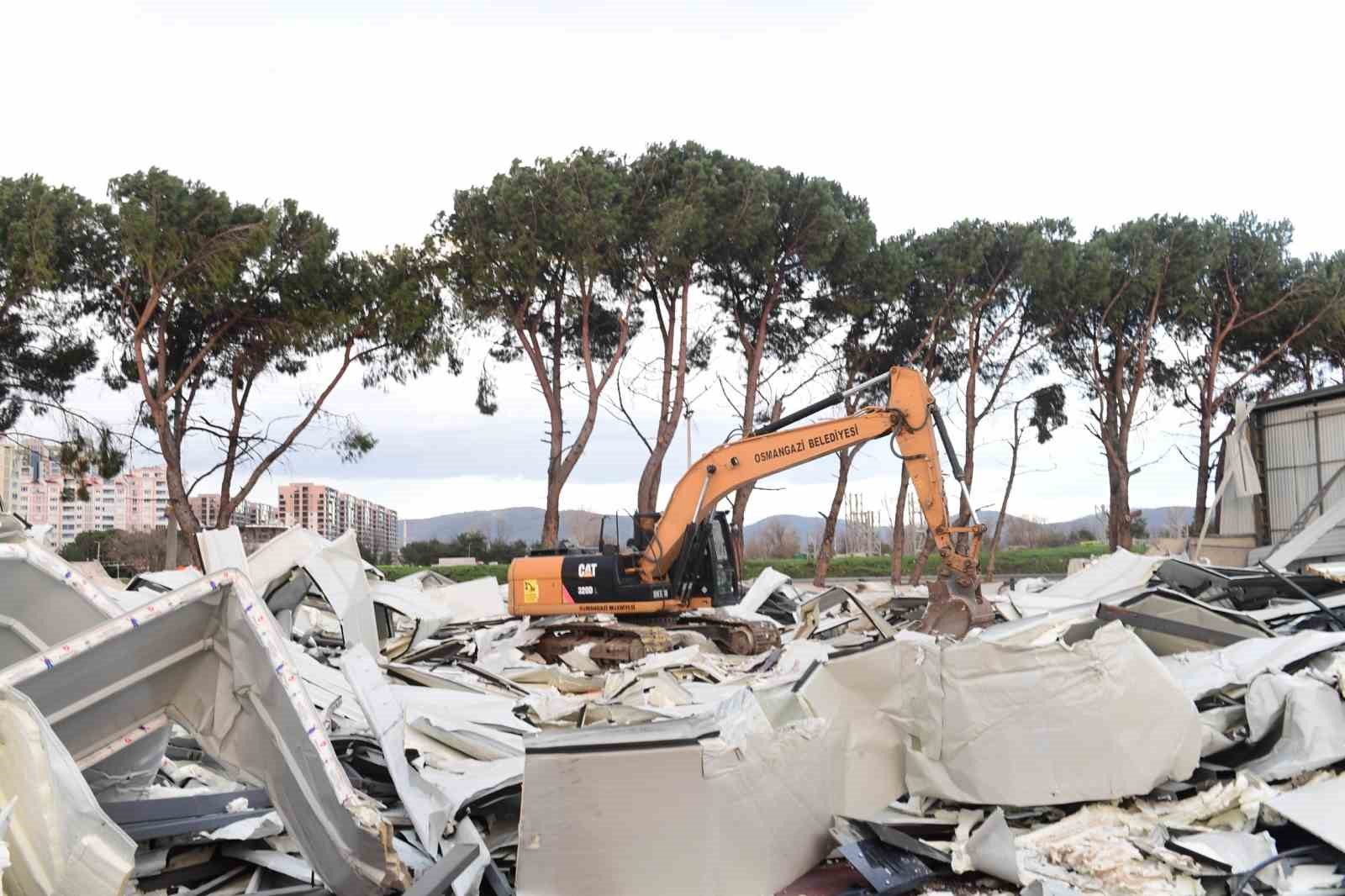Tarım arazisine kaçak yapılan depolar yıkıldı
