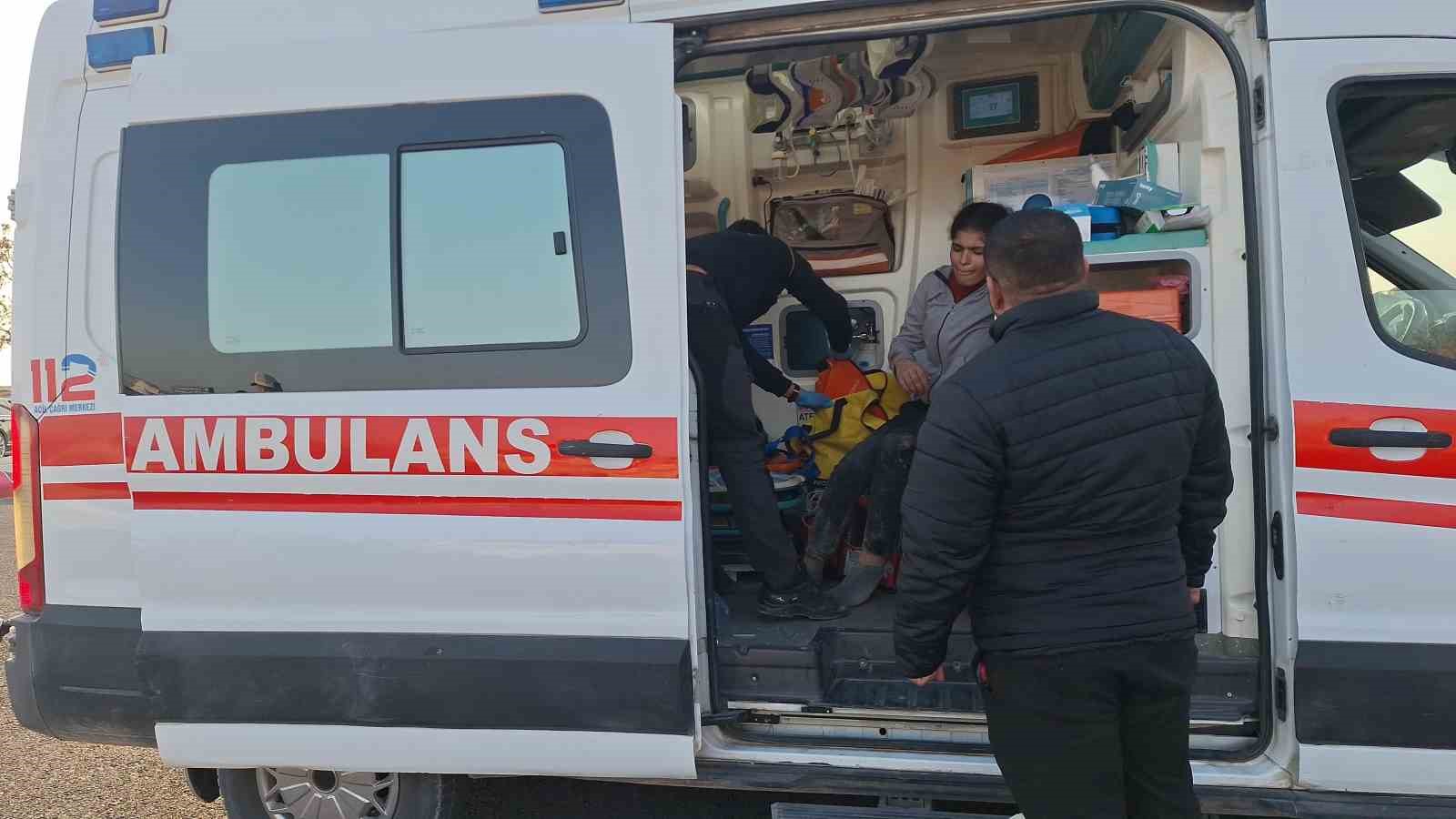 Tarım işçilerini taşıyan minibüs direğe çarptı: 15 yaralı
