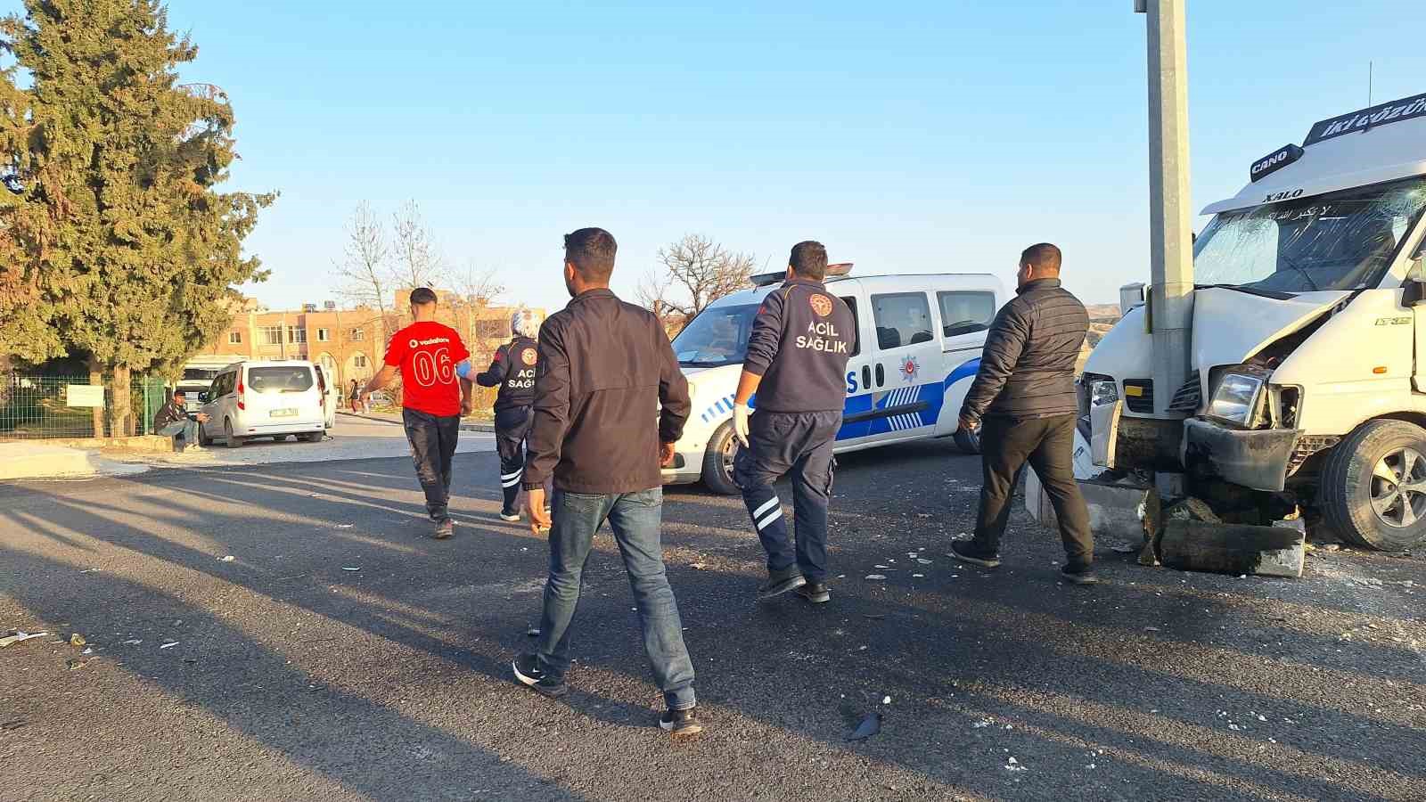 Tarım işçilerini taşıyan minibüs direğe çarptı: 15 yaralı
