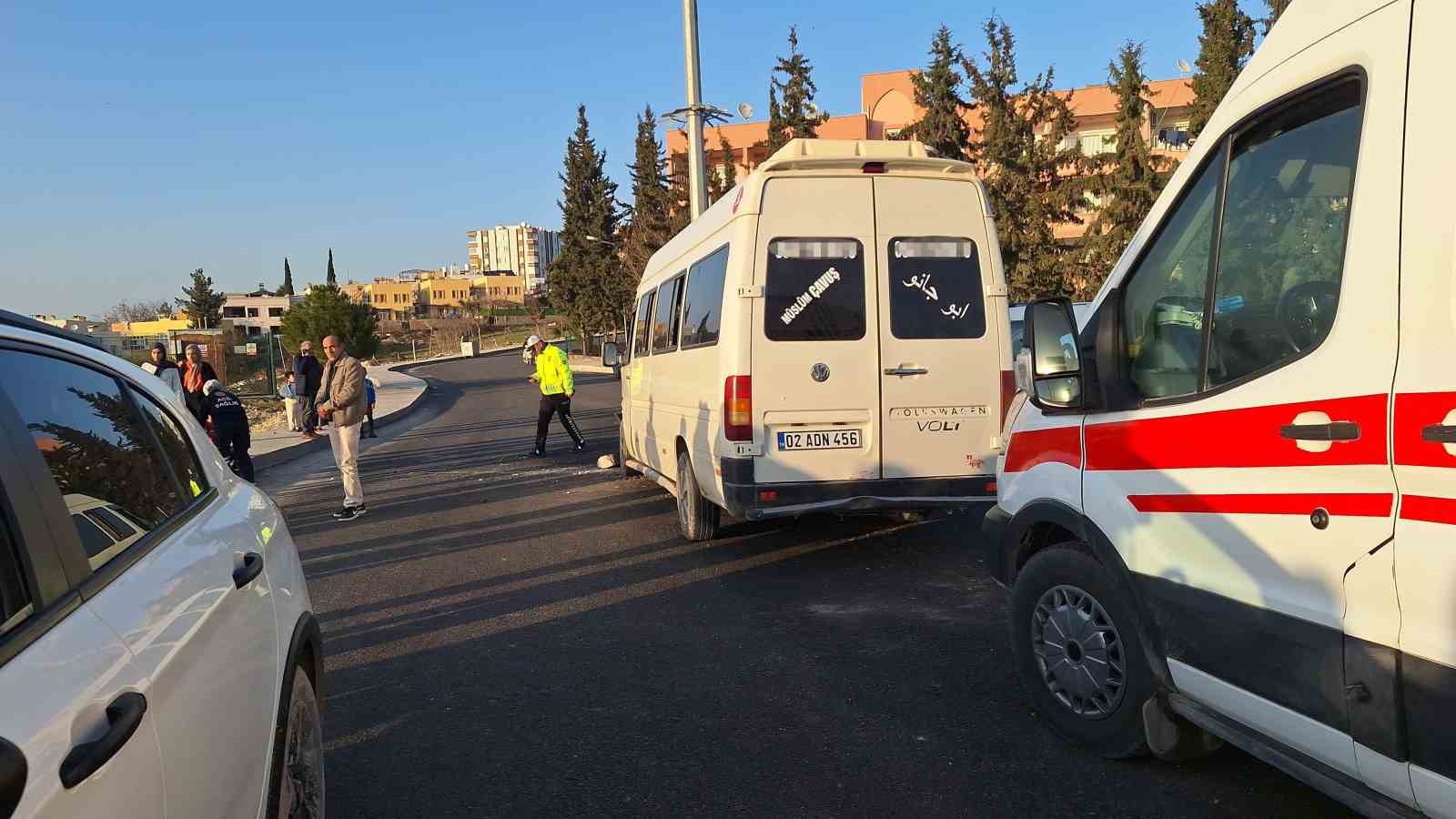 Tarım işçilerini taşıyan minibüs direğe çarptı: 15 yaralı
