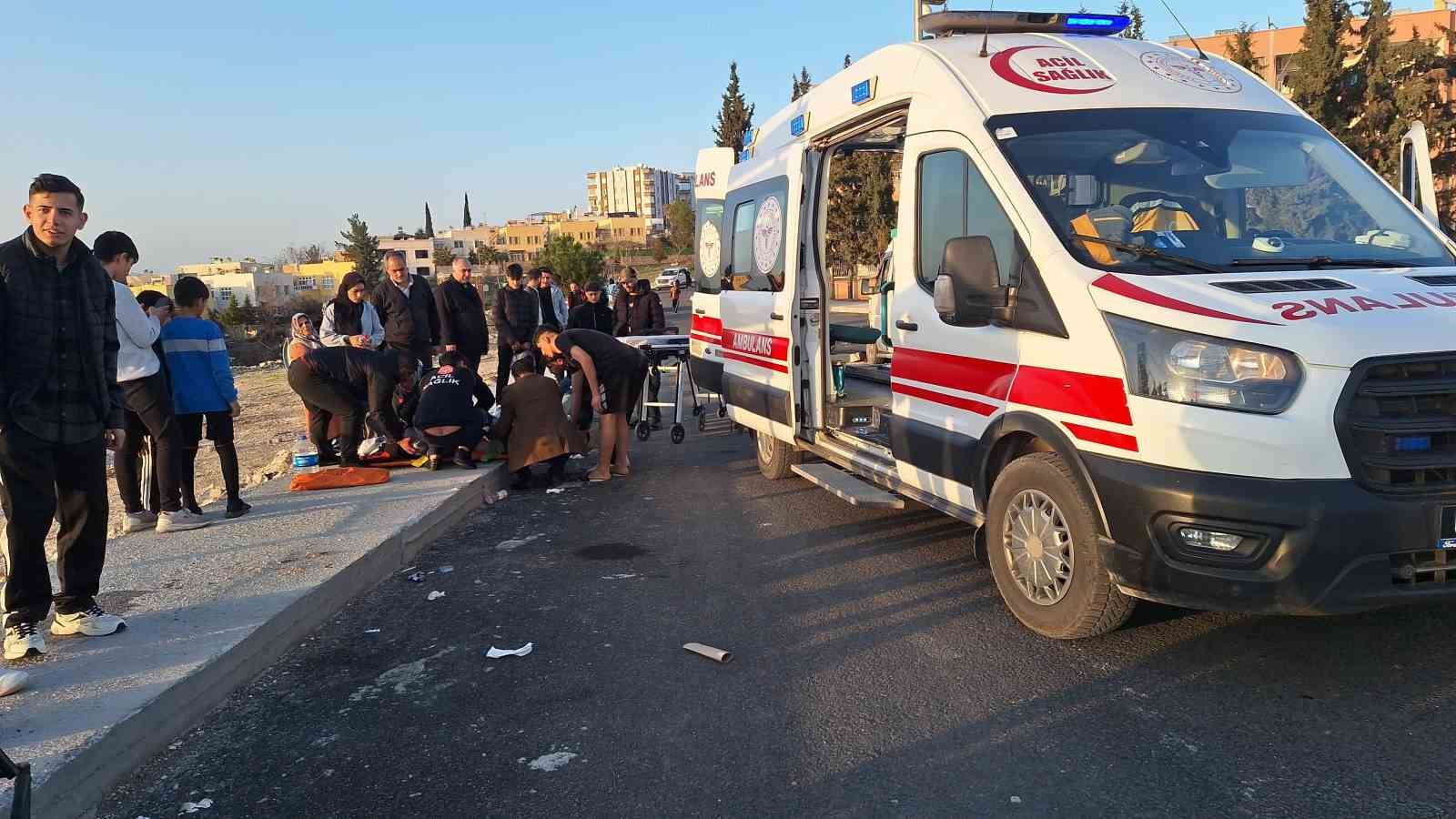 Tarım işçilerini taşıyan minibüs direğe çarptı: 15 yaralı
