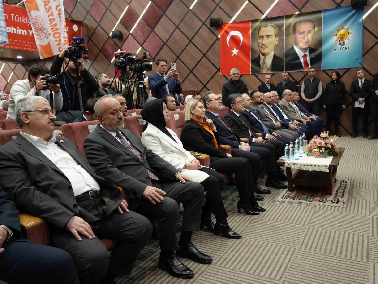 Tarım ve Orman Bakanı İbrahim Yumaklı’dan CHP’li belediyelere su eleştirisi:
Tarım ve Orman Bakanı İbrahim Yumaklı’dan CHP’li belediyelere su eleştirisi: