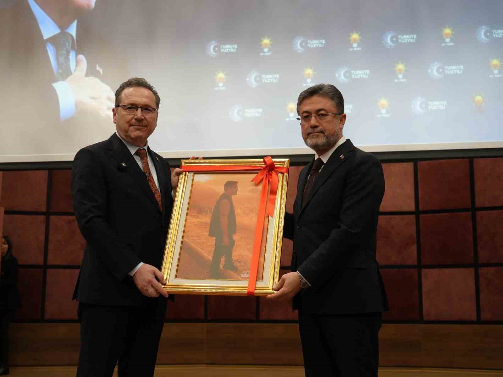Tarım ve Orman Bakanı İbrahim Yumaklı’dan CHP’li belediyelere su eleştirisi:
Tarım ve Orman Bakanı İbrahim Yumaklı’dan CHP’li belediyelere su eleştirisi: