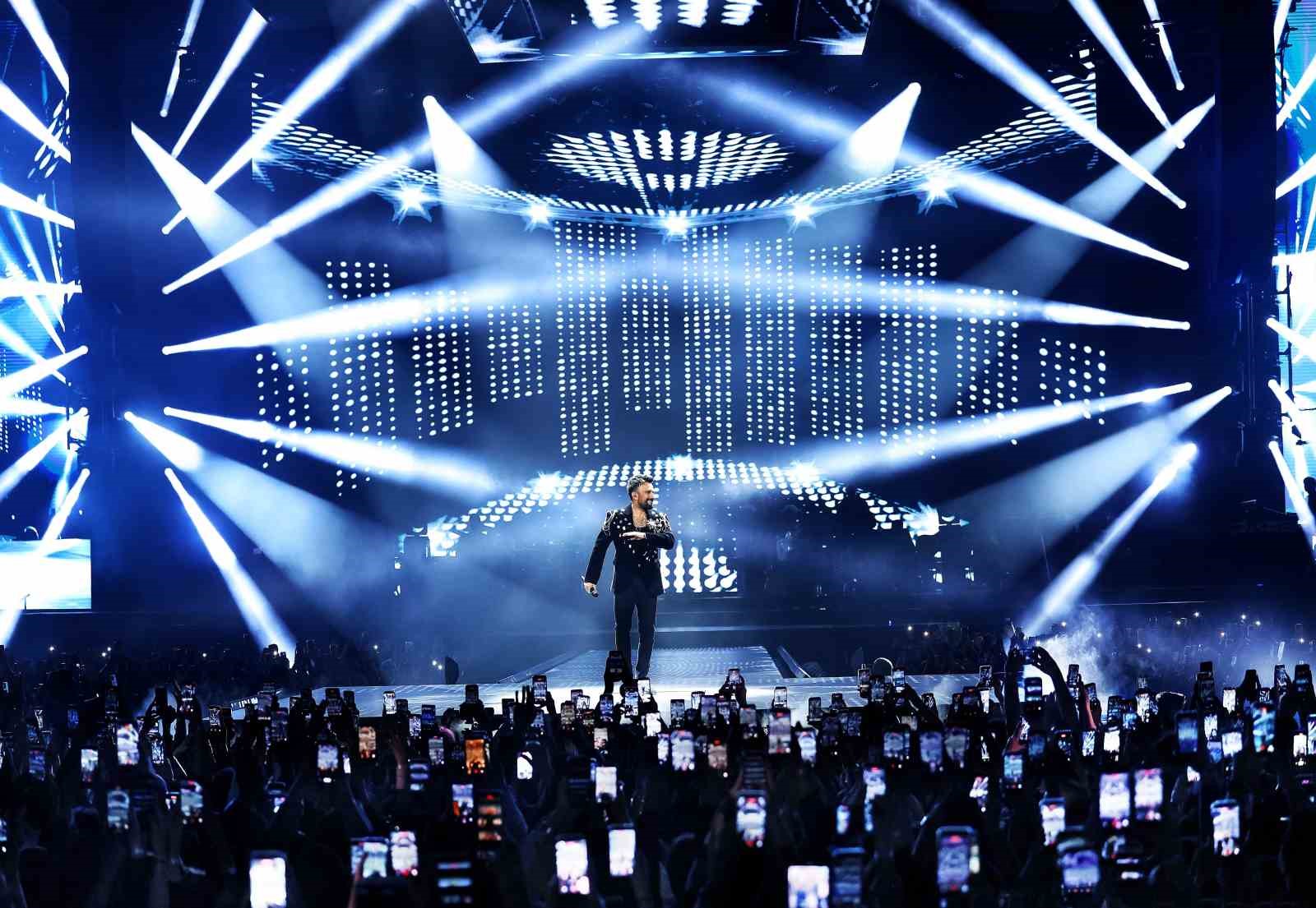 Tarkan’ı 9 gündür süren konser serisinde yaklaşık 50 bin kişi dinledi
