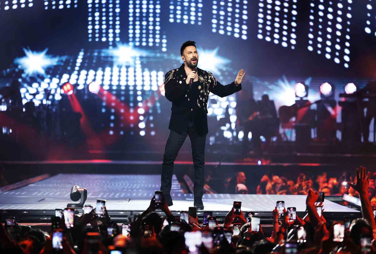 Tarkan’ı 9 gündür süren konser serisinde yaklaşık 50 bin kişi dinledi
