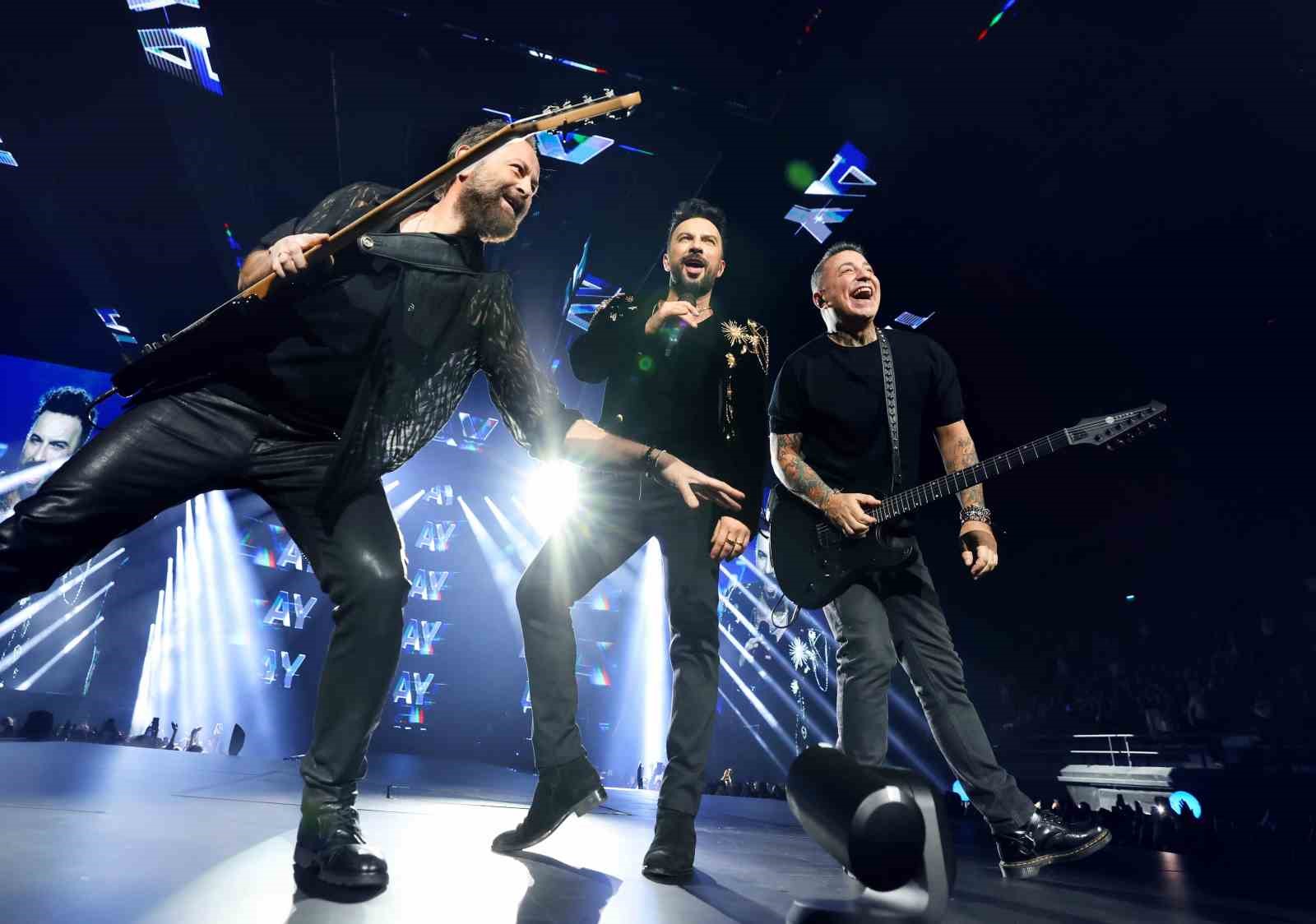 Tarkan’ı 9 gündür süren konser serisinde yaklaşık 50 bin kişi dinledi
