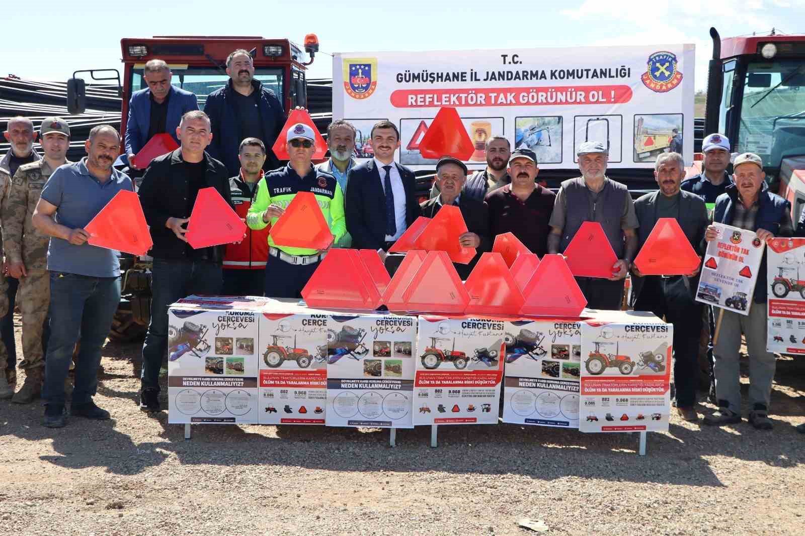 Tarla bahçe sezonu başlarken jandarmadan traktör kazalarına reflektörlü önlem

