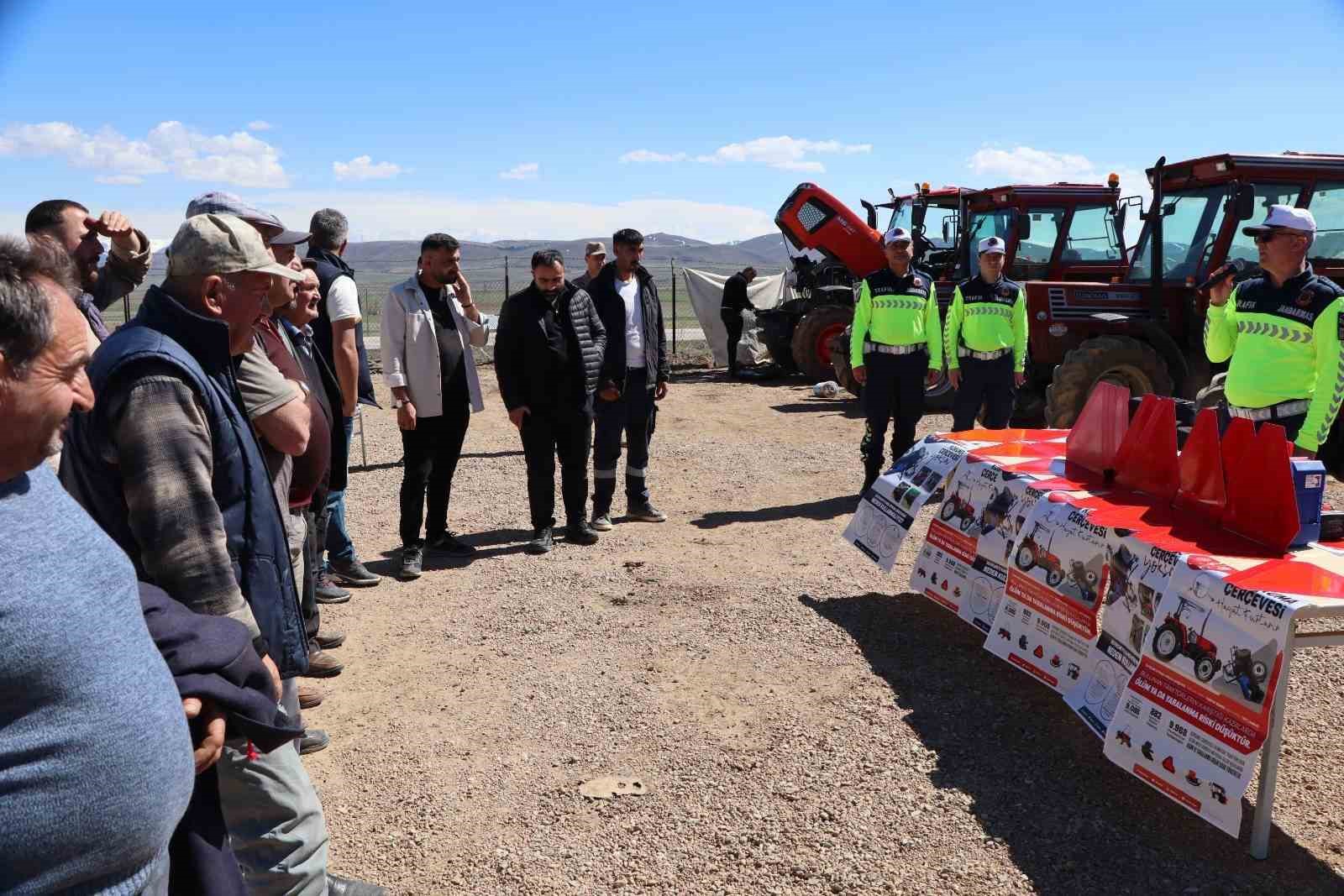 Tarla bahçe sezonu başlarken jandarmadan traktör kazalarına reflektörlü önlem
