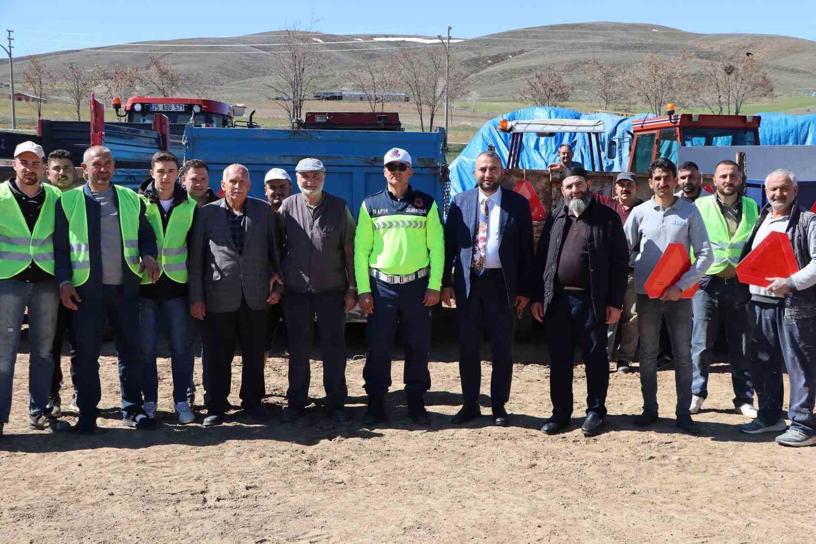 Tarla bahçe sezonu başlarken jandarmadan traktör kazalarına reflektörlü önlem
