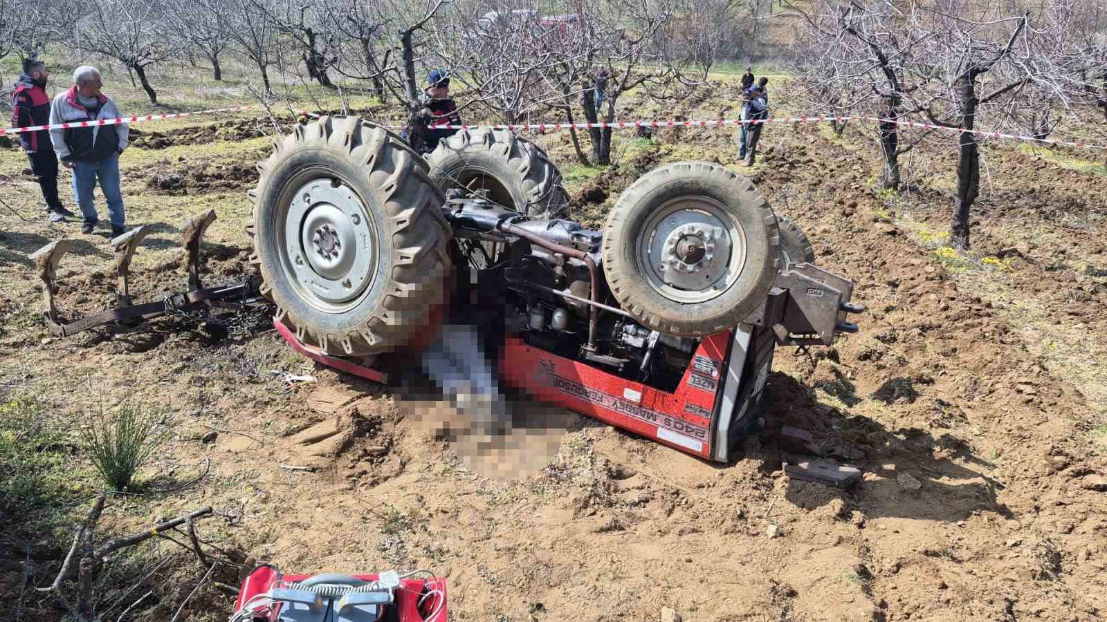 Tarlasını sürerken devrilen traktörün altında kaldı
