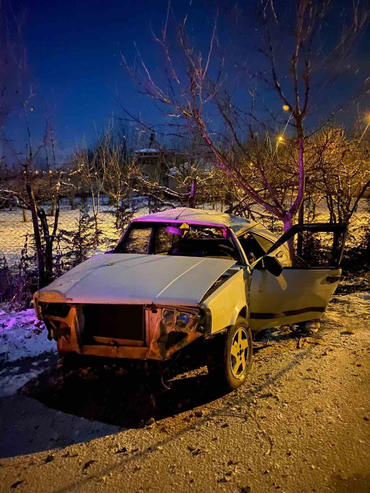 Tarlaya uçan otomobil hurdaya döndü: 1 yaralı
