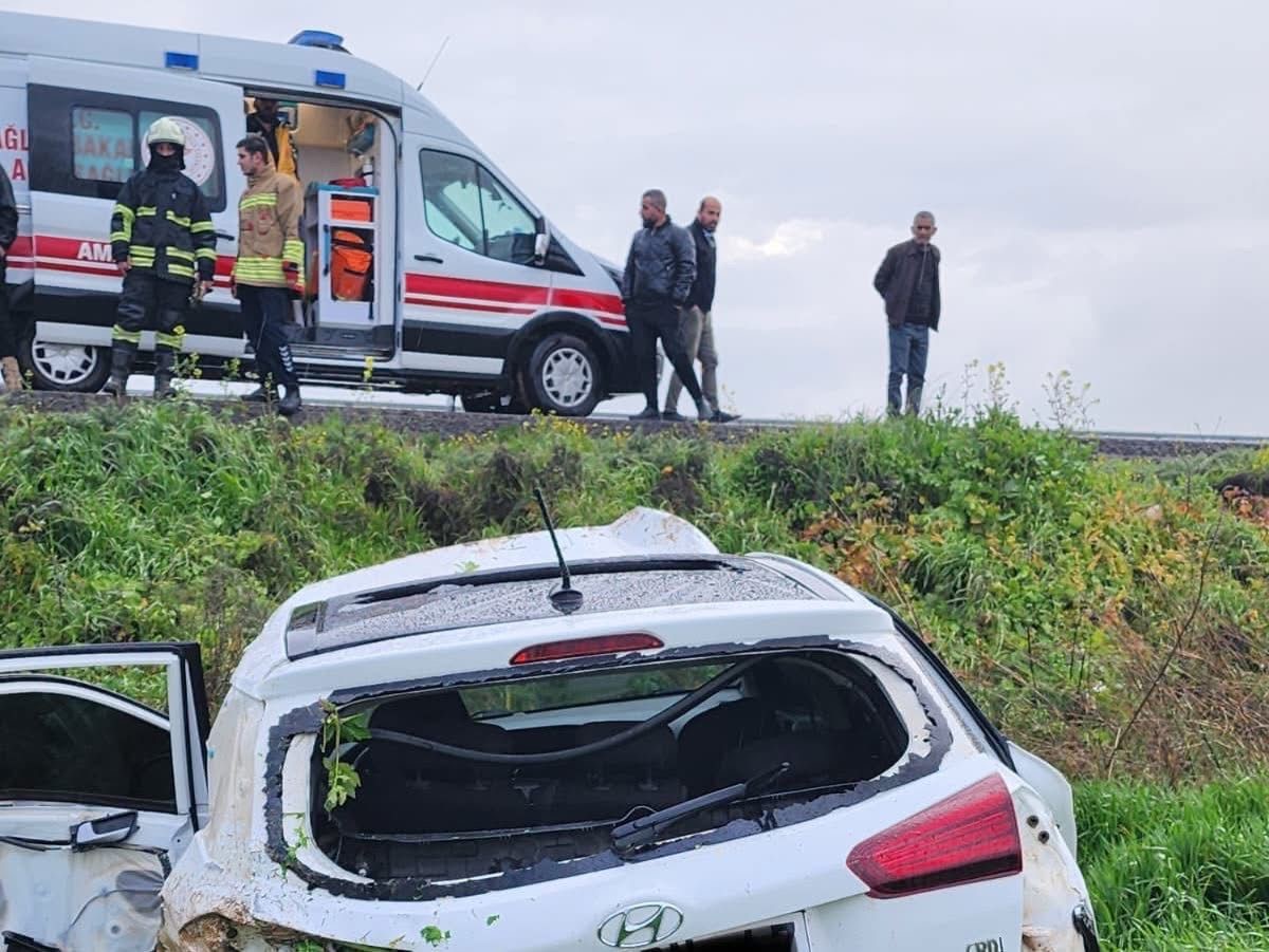 Tarlaya uçarak hurdaya dönen otomobildeki 2 kişi yaralandı

