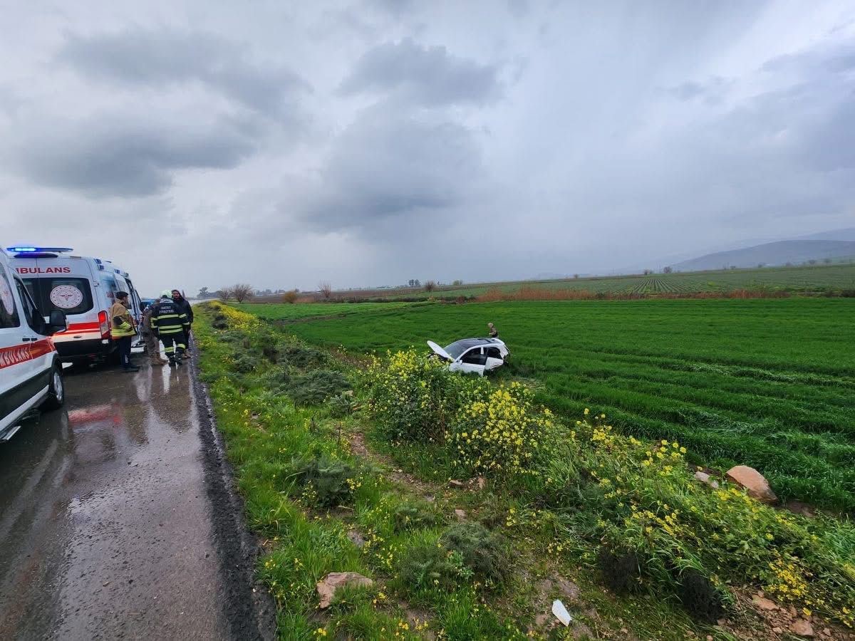 Tarlaya uçarak hurdaya dönen otomobildeki 2 kişi yaralandı

