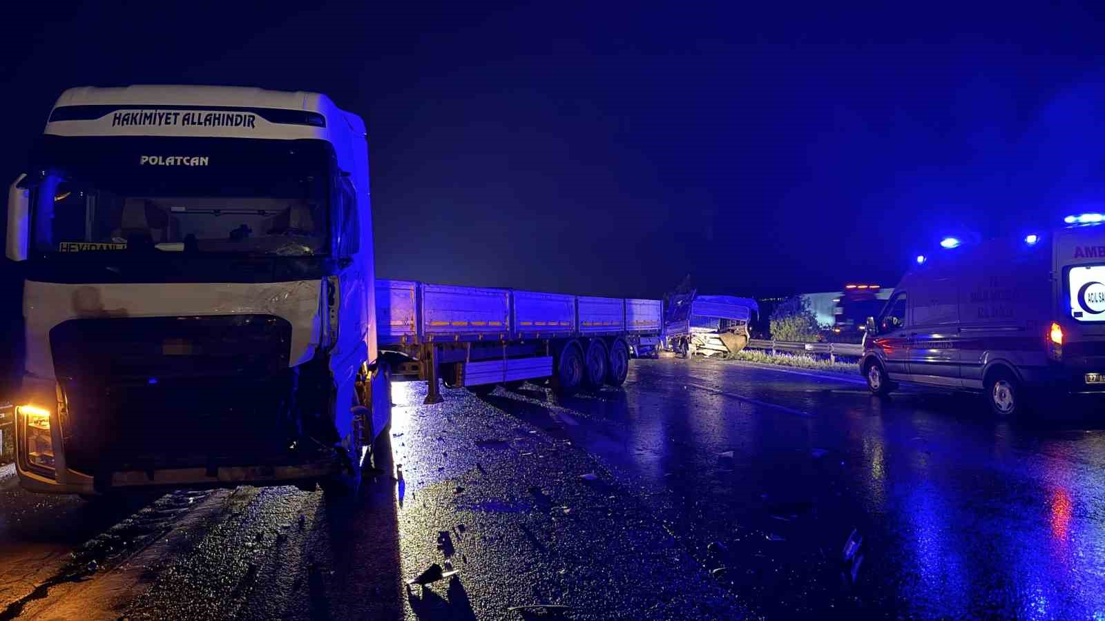 Tarsus-Adana-Gaziantep Otoyolu’nda kamyonet tırla çarpıştı: 1 ölü, 1 yaralı
