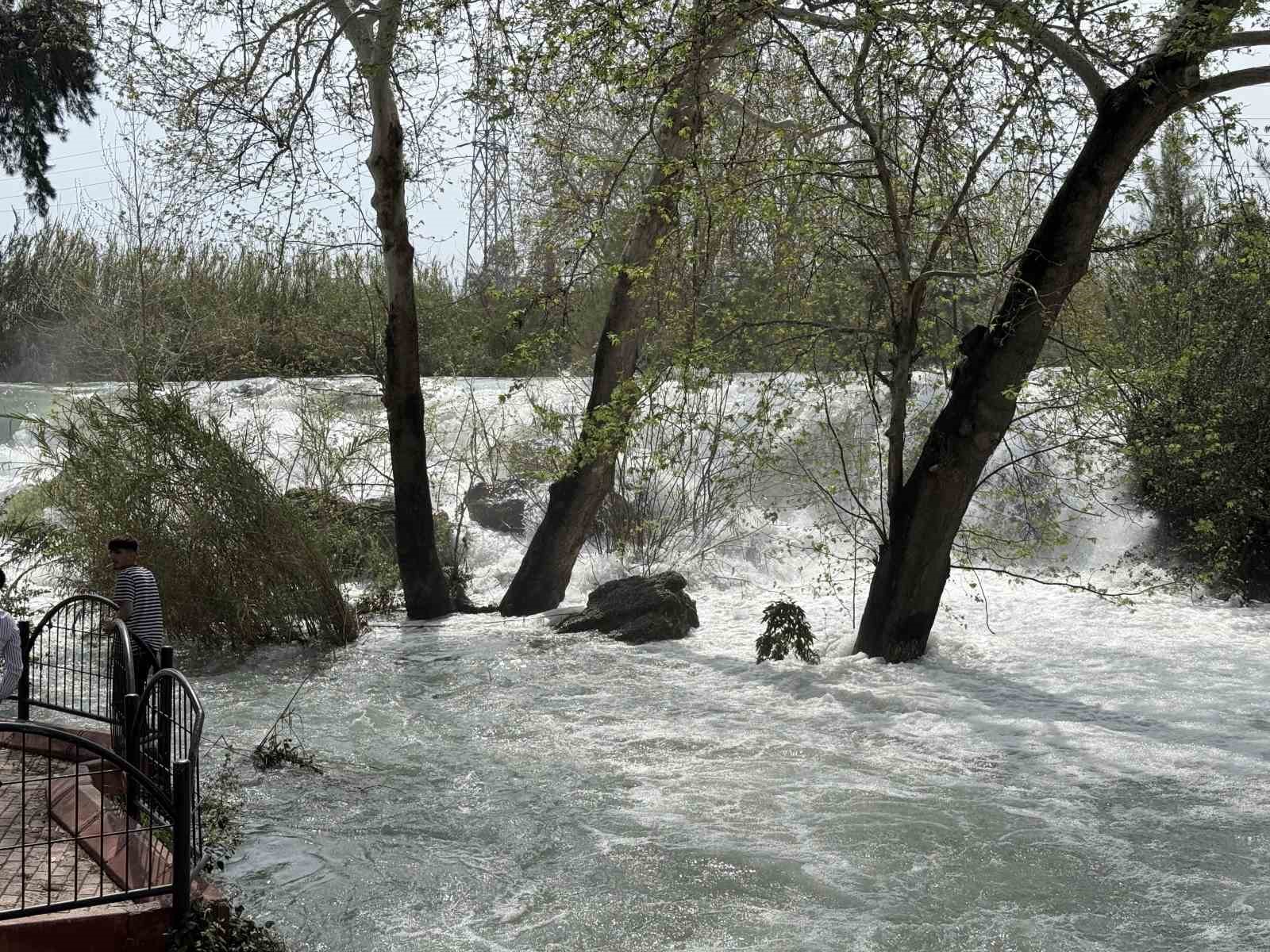Tarsus Şelalesi’ne yağış sonrası ziyaretçi akını
