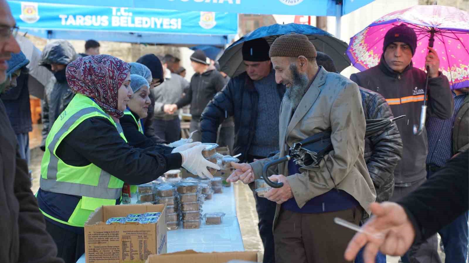 Tarsus’ta 6 Şubat depremlerinin yıl dönümünde helva ikramı yapıldı
