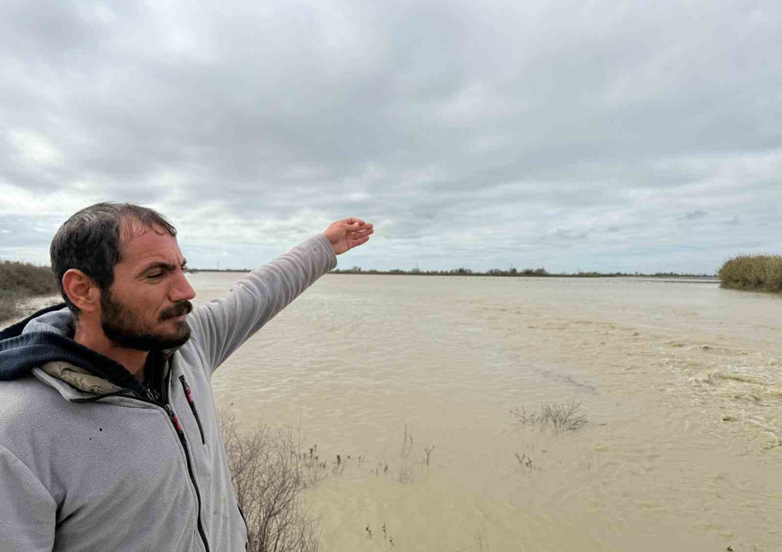 Tarsus’ta 8 bin dönüm tarım arazisi sular altında kaldı
Tarsus’ta 8 bin dönüm tarım arazisi sular altında kaldı