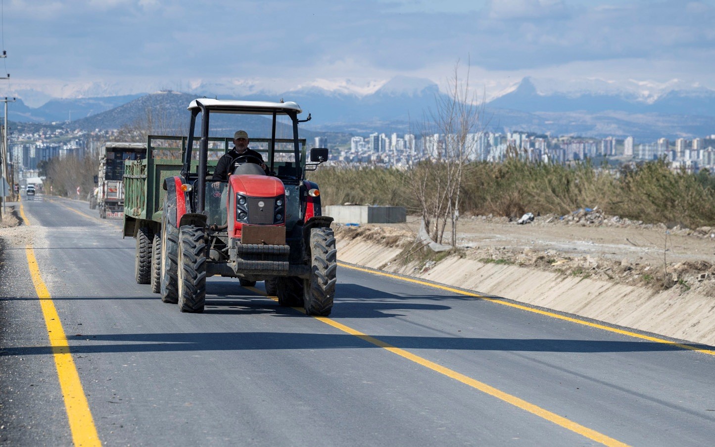 Tarsus’ta çiftçileri sevindiren yol çalışması
