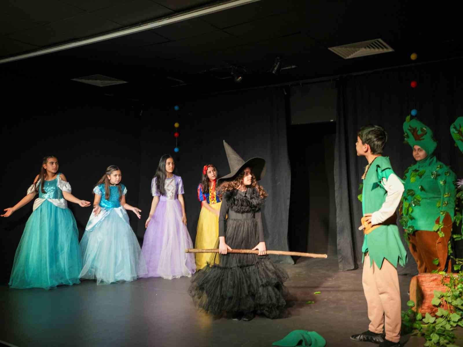 Tarsus’ta çocuklardan anlamlı tiyatro gösterisi
Tarsus’ta çocuklardan anlamlı tiyatro gösterisi